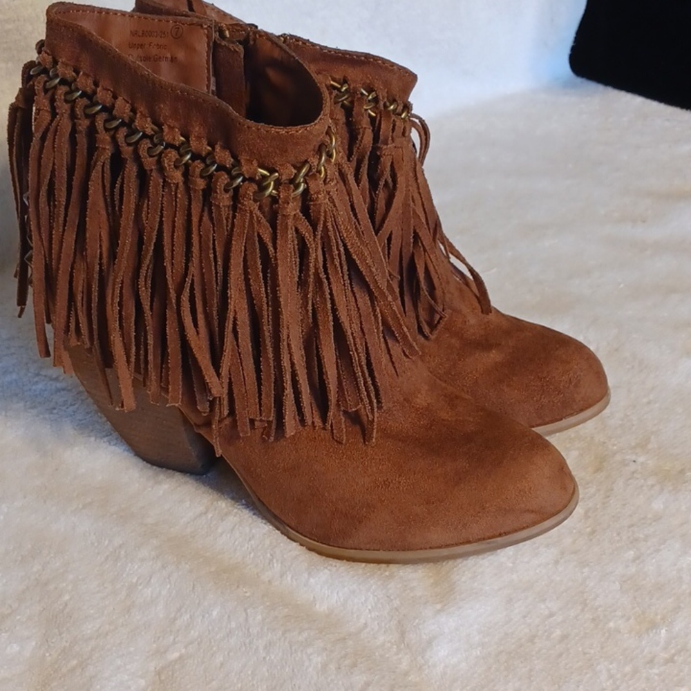 Fringed boots brown size 7, side zipper